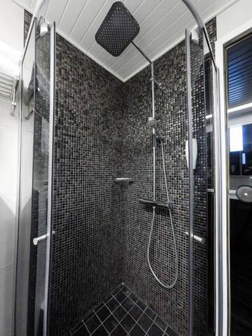 Фото номера Superior Twin Room with Sauna with Lake or Forest View Отель Hotel Inari г. Инари 8